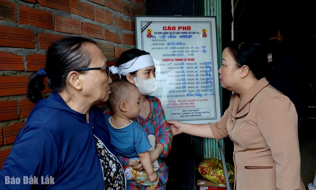 Phó Bí thư Thường trực Tỉnh ủy Cao Thị Hòa An thăm hỏi, chia buồn các gia đình có người thân mất do mưa lũ
