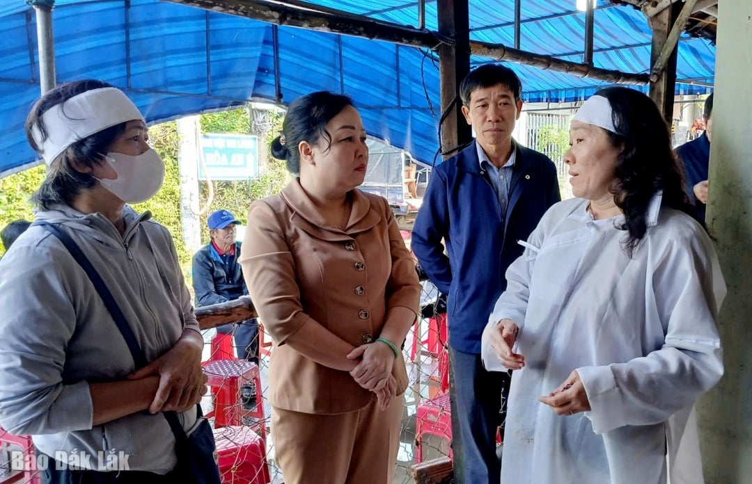 省党委員会常務副書記、省人民評議会議長のカオ・ティ・ホア・アン氏は、洪水により亡くなったドン・フオック地区(トゥイホア区)のTr.Q.Bさん(74歳)とTr.Th.Hさん(73歳)の家族を訪問した。写真:チュン・ヒエウ