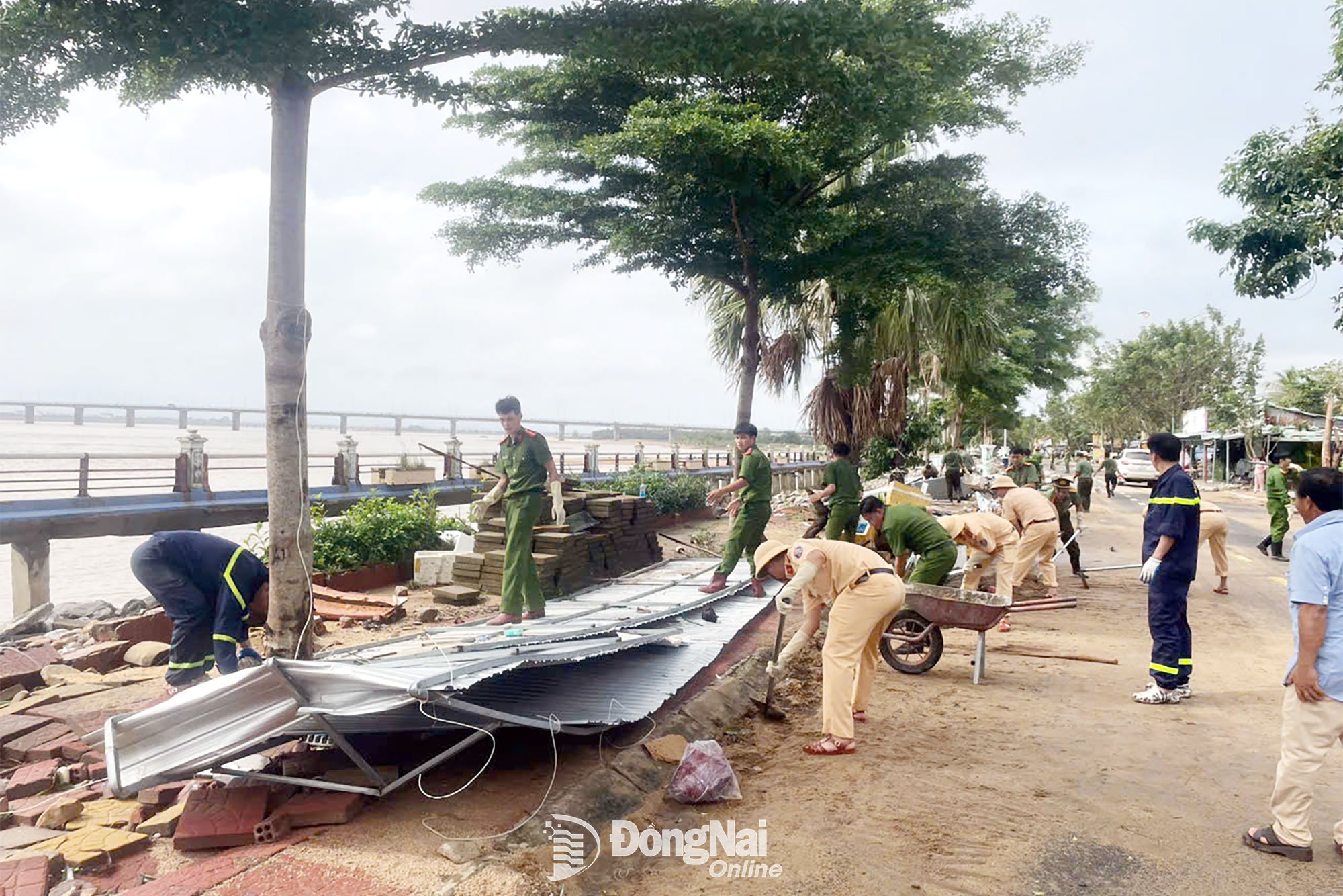 Công an tỉnh Đồng Nai sát cánh cùng người dân vùng lũ