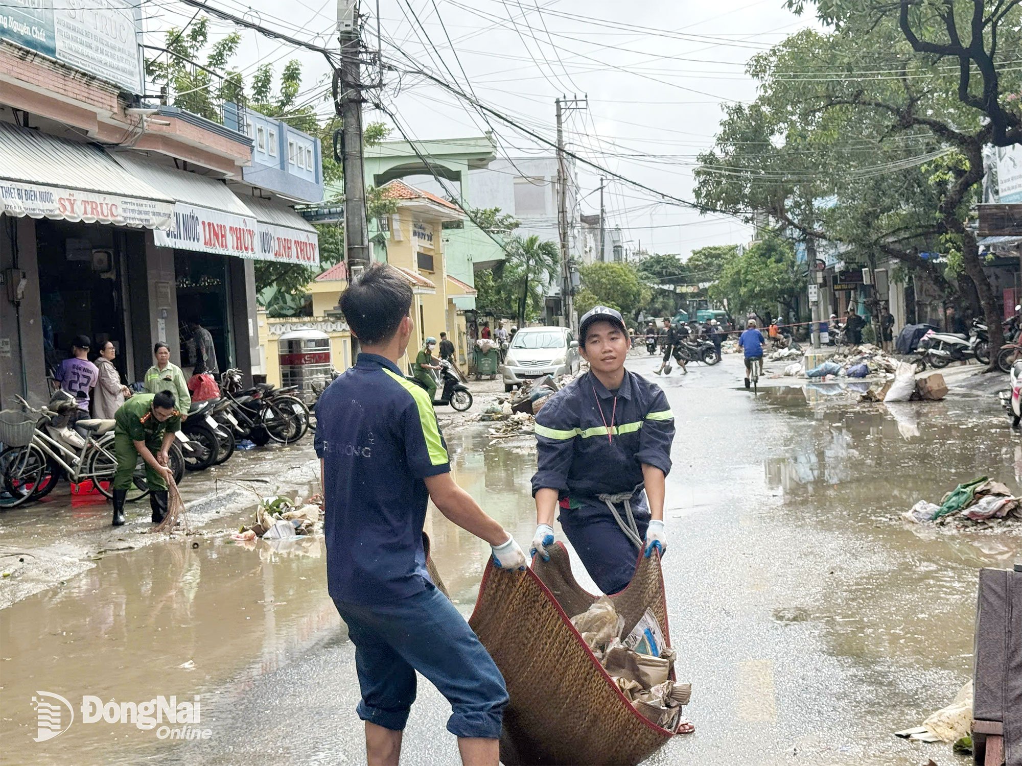Cán bộ, chiến sĩ Công an tỉnh Đồng Nai tham gia dọn vệ sinh trên địa bàn phường Tuy Hòa, tỉnh Đắk Lắk. Ảnh: Ngô Hiếu