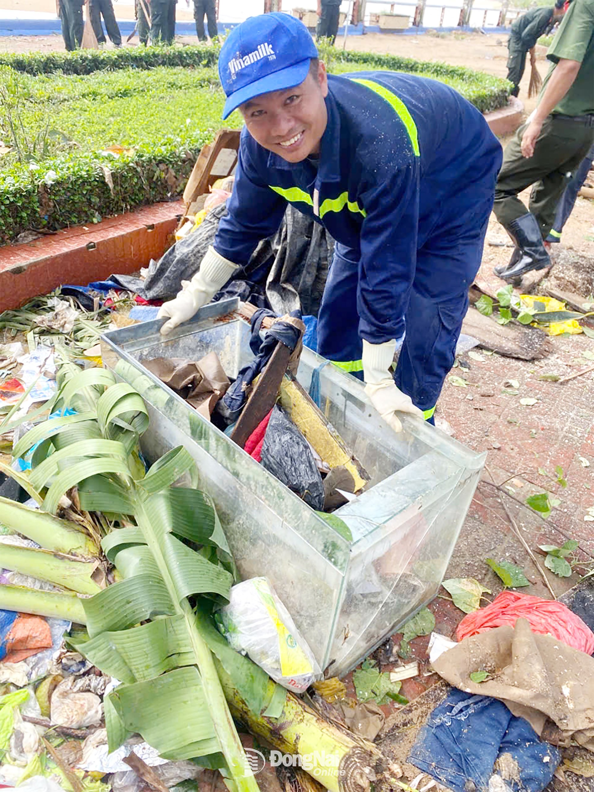 Rất nhiều vật dụng đổ nát, hư hại sau lũ ngổn ngang trên các tuyến đường cần được thu dọn. Ảnh: Ngô Hiếu