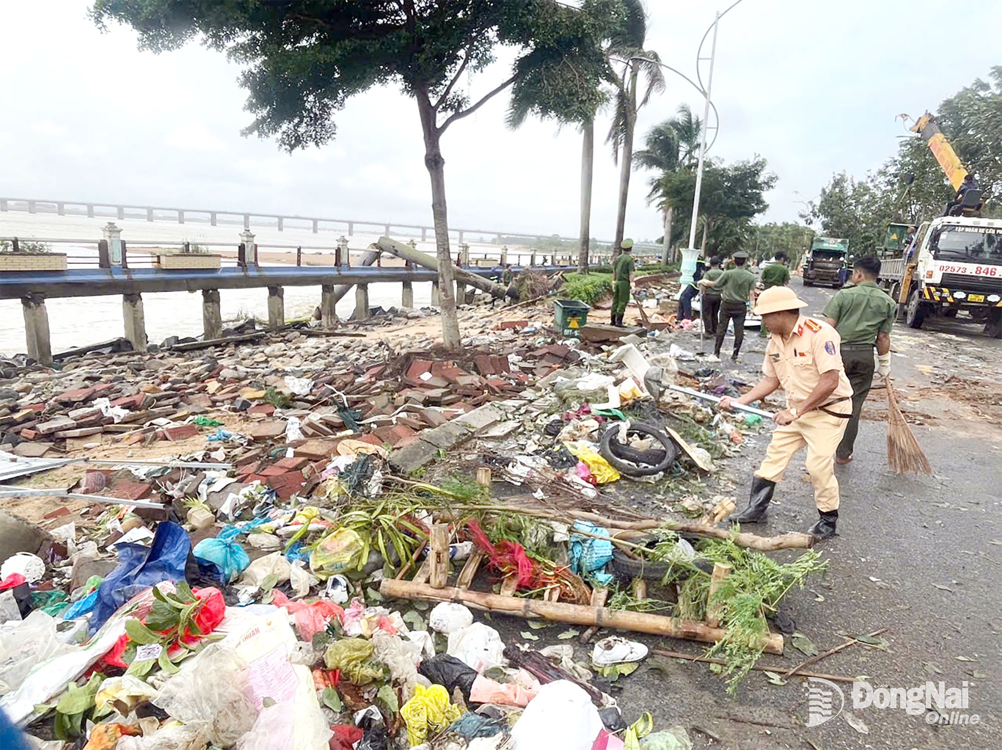 Rác thải chất đống trên các tuyến đường ở phường Tuy Hòa, tỉnh Đắk Lắk. Ảnh: Ngô Hiếu