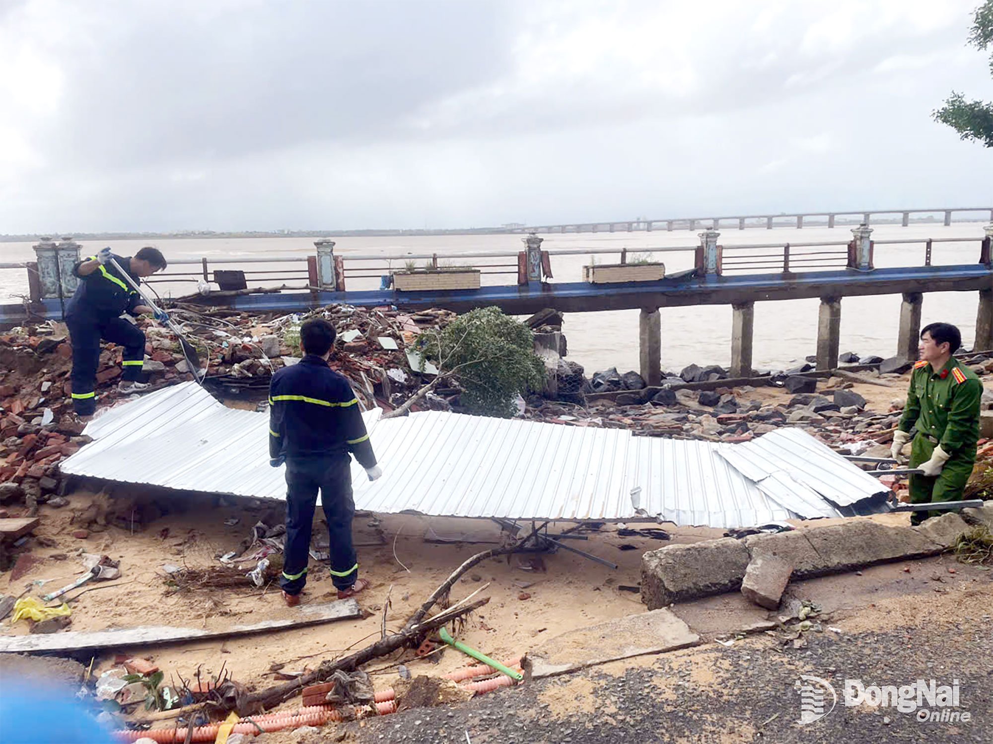 Nhiều công trình giao thông hư hại nghiêm trọng cần được thu dọn, sửa chữa. Ảnh: Ngô Hiếu