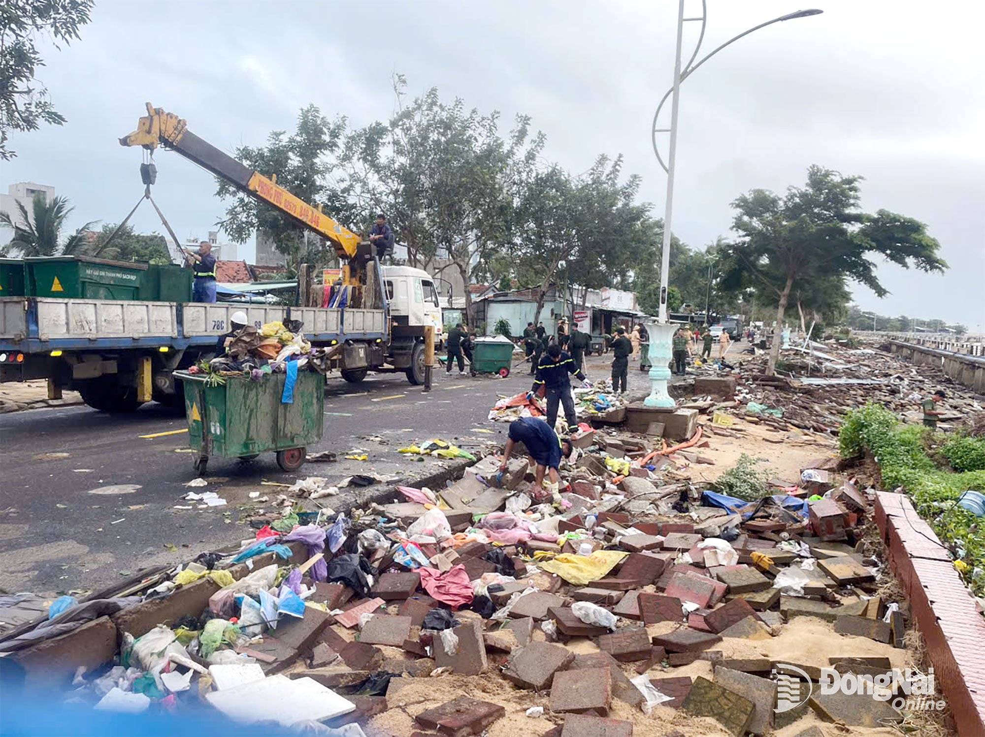 Cán bộ, chiến sĩ Công an tỉnh Đồng Nai cùng các phương tiện thu dọn hiện trường sau lũ tại Tuy Hòa. Ảnh: Ngô Hiếu