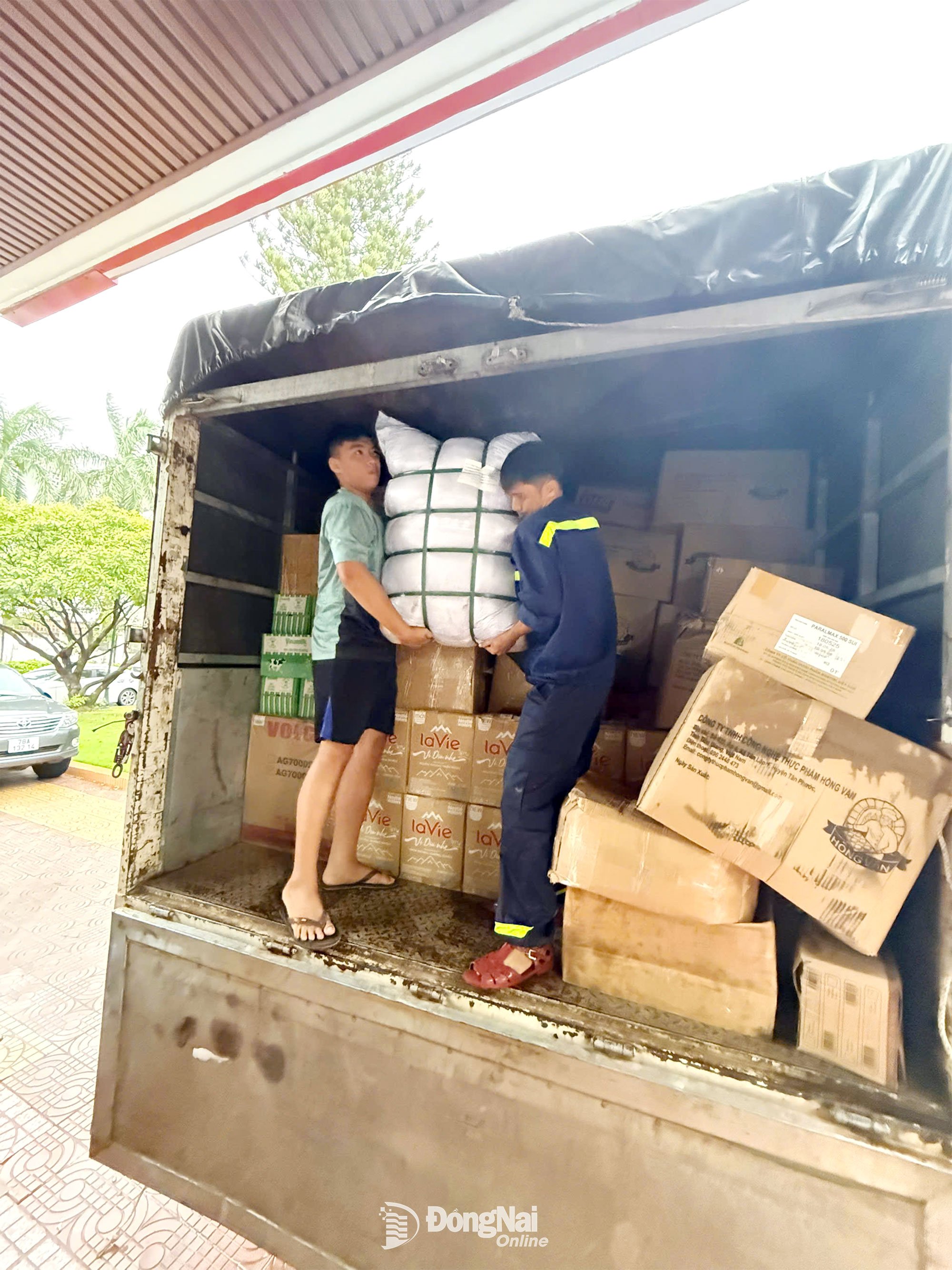 Cán bộ, chiến sĩ vận chuyển, cung cấp nhu yếu phẩm cho người dân địa phương. Ảnh: Ngô Hiếu