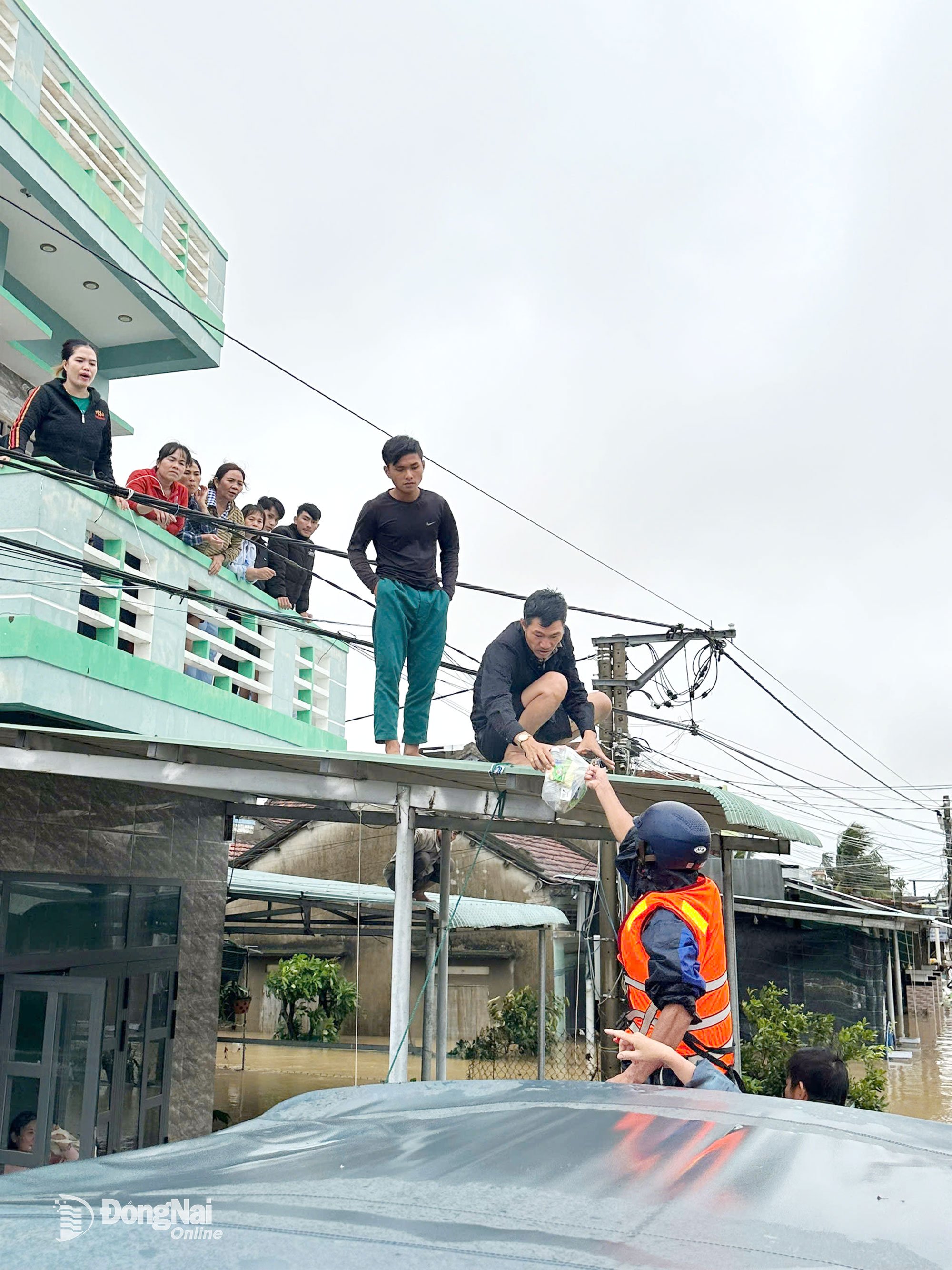 Trước đó ngày 22-11, đoàn công tác Công an tỉnh Đồng Nai tham gia cứu hộ người dân địa phương tại Đắk Lắk. Ảnh CAT