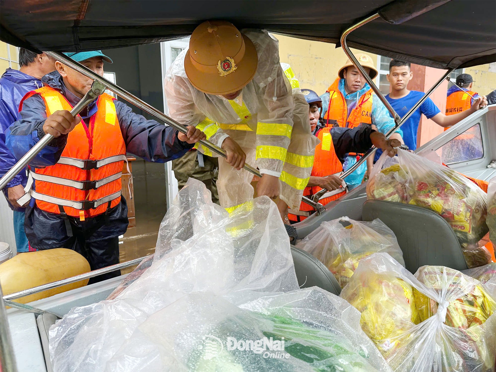 Nhiều hàng hóa, nhu yếu phẩm cũng được mang đến giúp người dân vùng lũ. Ảnh: CAT