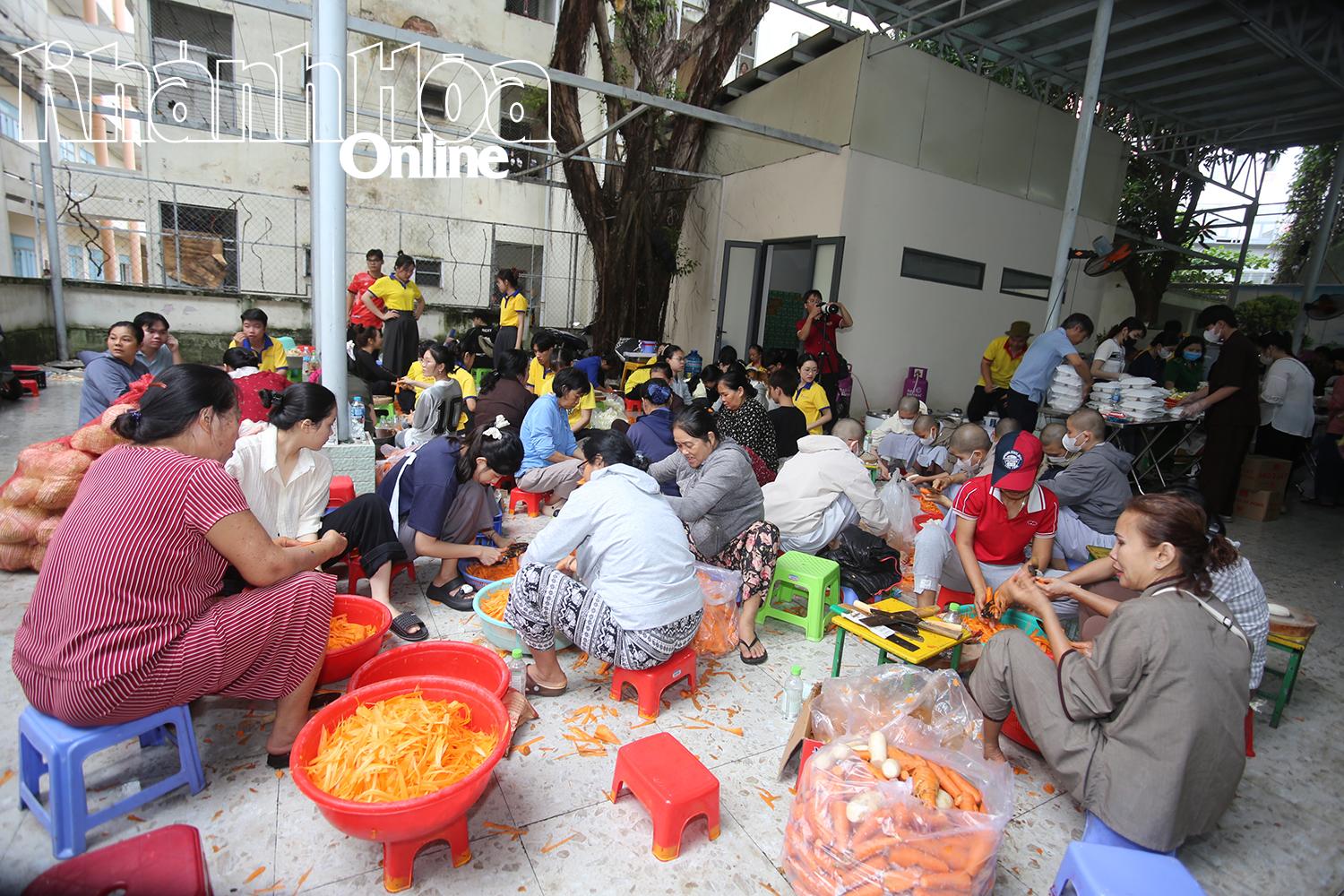 Bếp ăn dã chiến phục vụ hơn 20.000 suất cơm mỗi ngày cho người dân vùng lũ