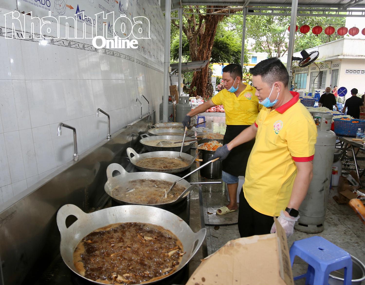 स्वयंसेवक शाकाहारी और मांसाहारी व्यंजनों की पूरी श्रृंखला से भरा भोजन पकाते हैं।