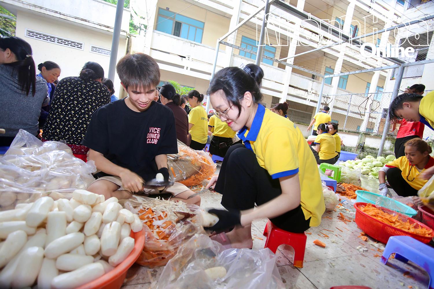 न्हा ट्रांग विश्वविद्यालय के छात्र रसोई में सब्जियां और फल काटने में मदद करते हैं।