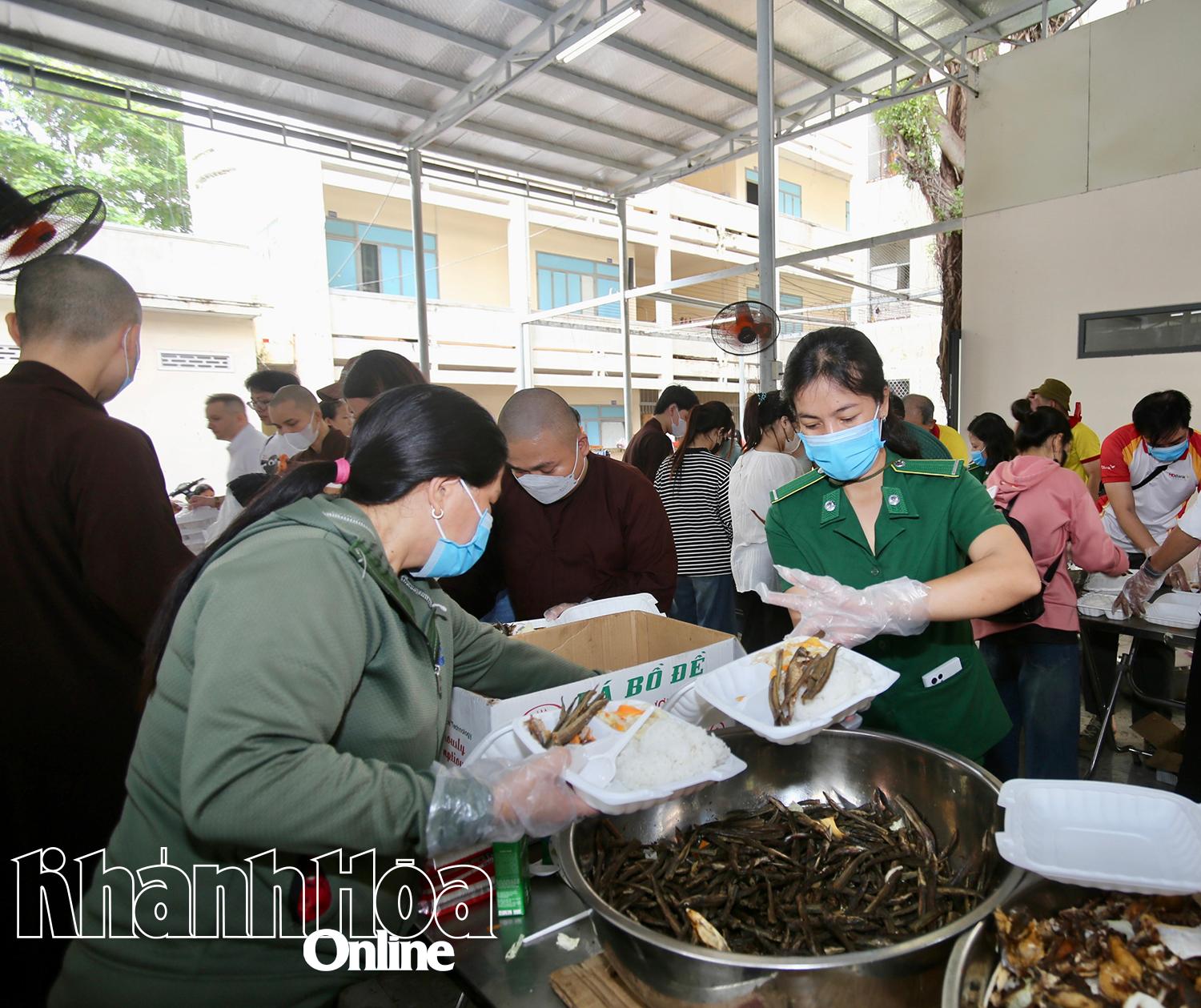 स्थानीय लोग और हो ची मिन्ह सिटी शॉक फोर्स रसोईघर का समर्थन करते हैं।