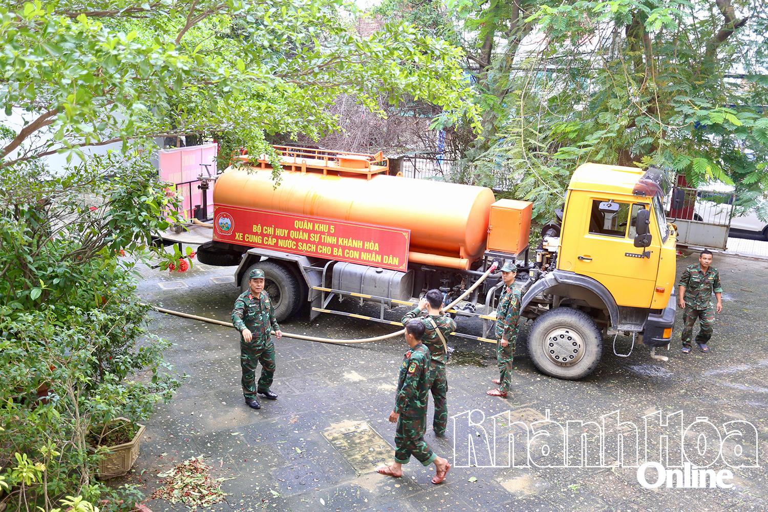 प्रांतीय सशस्त्र बलों ने रसोईघर में स्वच्छ पानी की आपूर्ति के लिए वाहन भेजे।