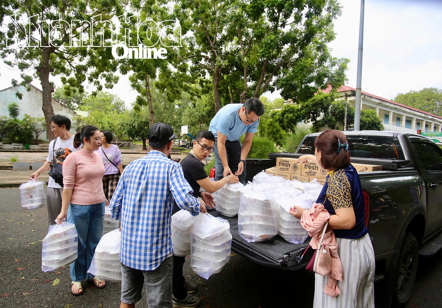 एक इकाई बाढ़ प्रभावित क्षेत्रों में लोगों को वितरित करने के लिए चावल प्राप्त करने आई थी।