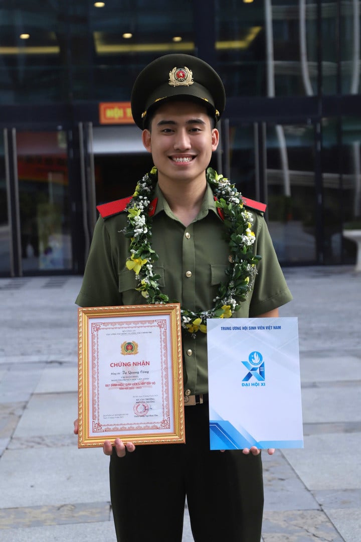Luitenant Ta Quang Cong studeerde af met een uitstekende graad in interne veiligheidsverkenning (foto: NVCC)