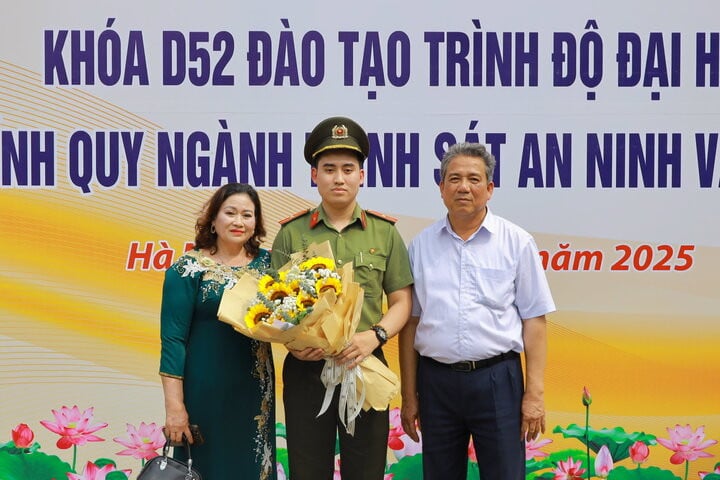 Luitenant Ta Quang Cong maakt een foto met zijn familie tijdens de diploma-uitreiking. (Foto: NVCC)