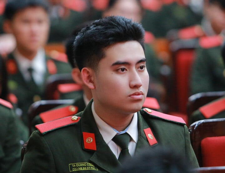 Na zijn afstuderen met een bijna perfect GPA werd Quang Cong door de People's Security Academy aangenomen als docent (Foto: NVCC)