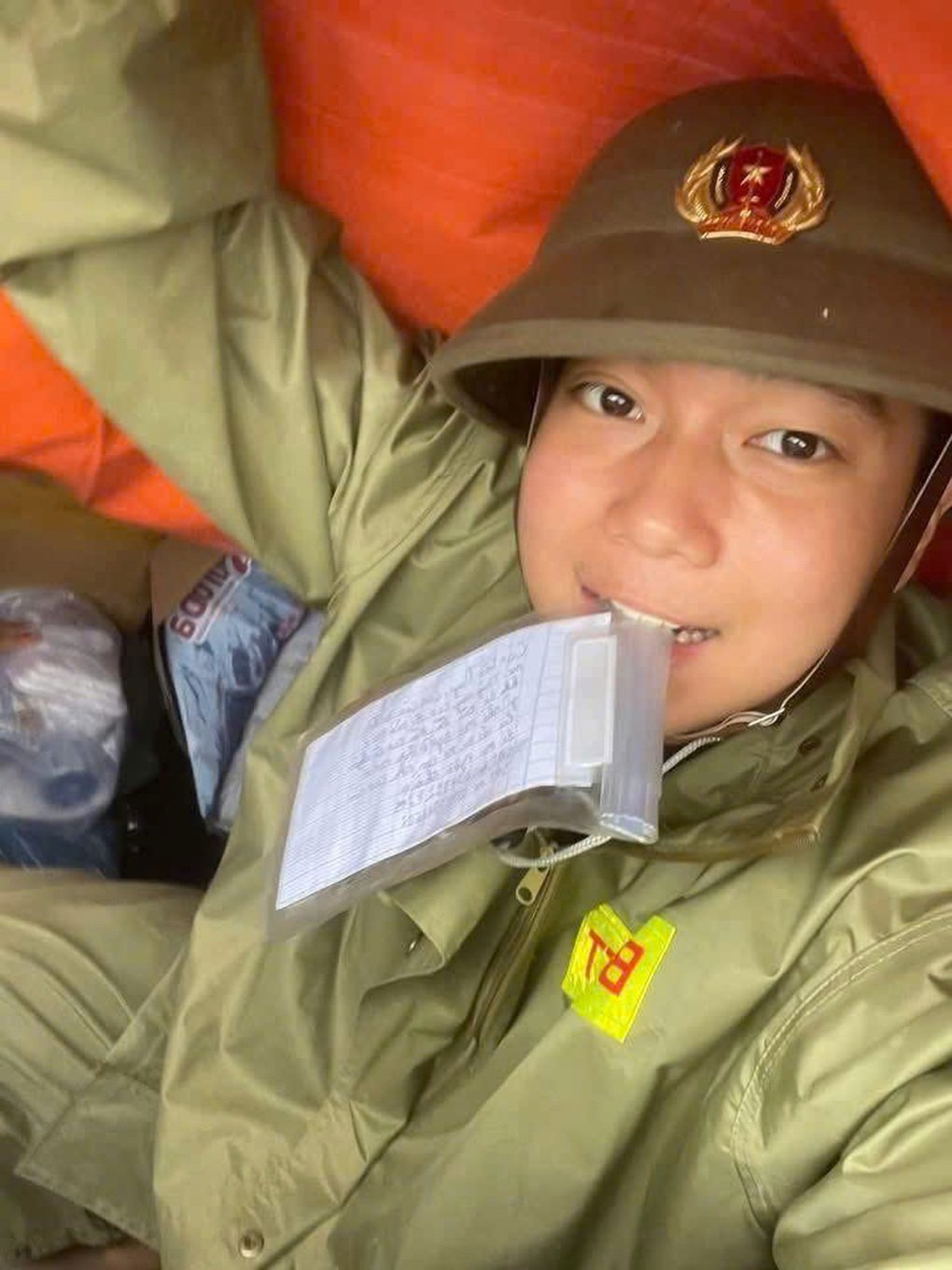 Die Nachricht eines Schülers, der sich auf den Weg zu einem Hilfseinsatz machte, sorgte für Aufsehen: „Wenn es etwas gibt, bringt mich zurück zu meinen Eltern.“ – 1