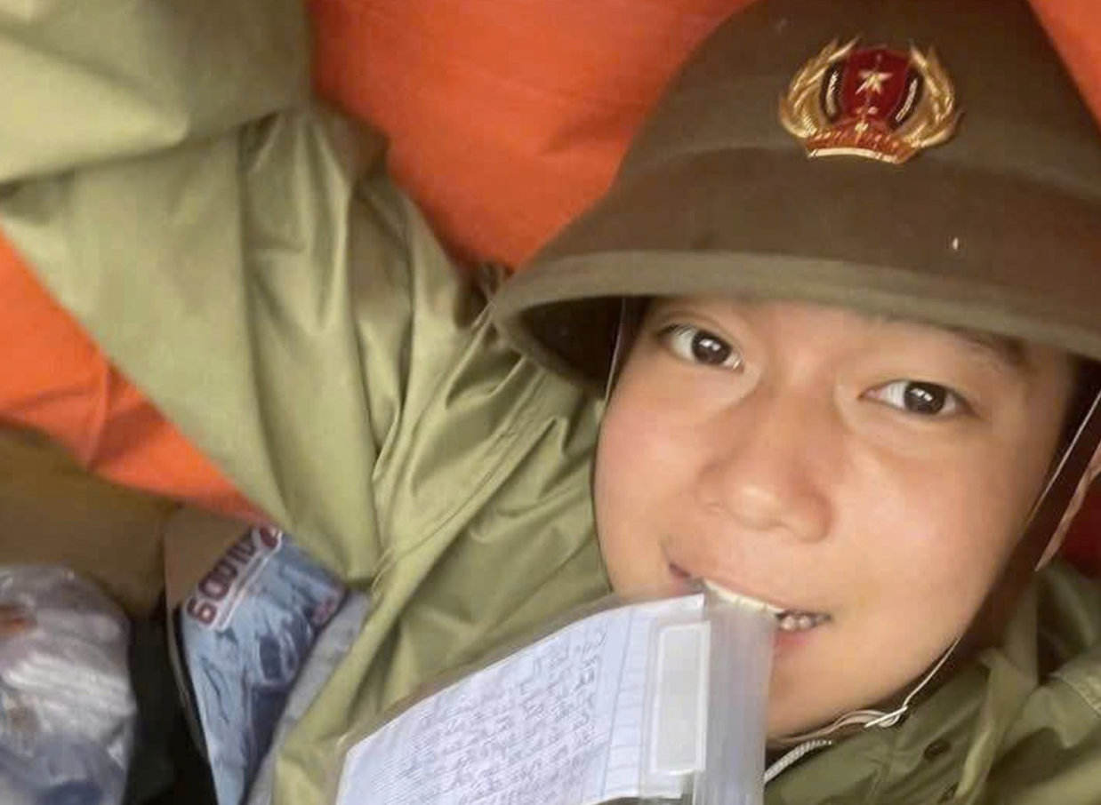 Lời nhắn của nam sinh khi đi cứu trợ gây sốt: “Có gì đưa con về với ba mẹ”