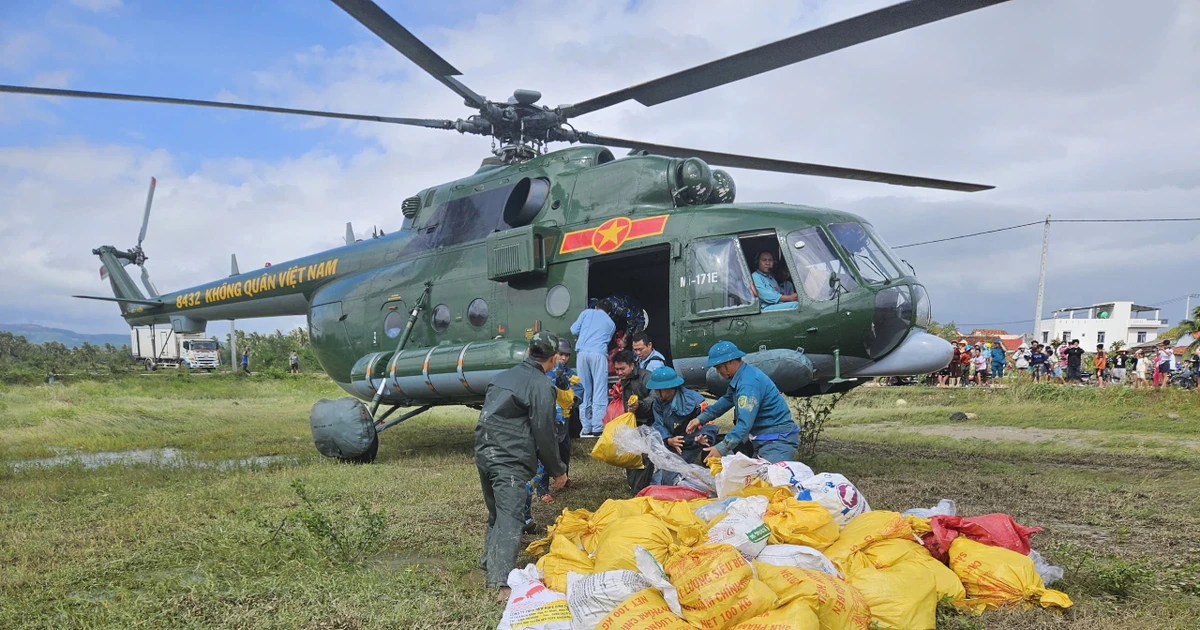 Không quân tiếp tục bay cứu trợ đồng bào lũ lụt ở Gia Lai, Đắk Lắk