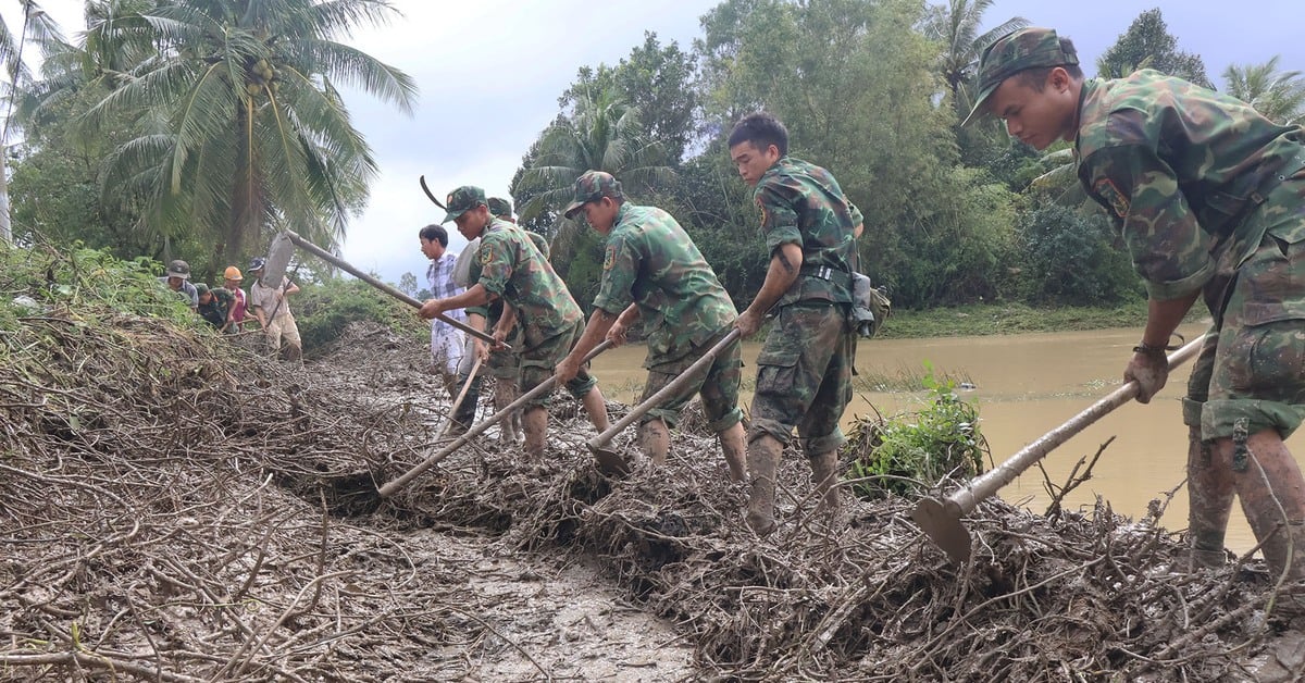Bộ đội căng mình giúp dân dọn đường sá, trường học sau lũ