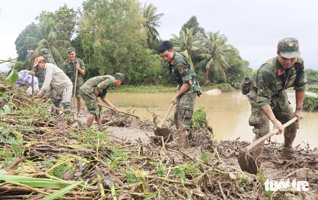 Bộ đội căng mình giúp dân dọn đường sá, trường học sau lũ - Ảnh 1.