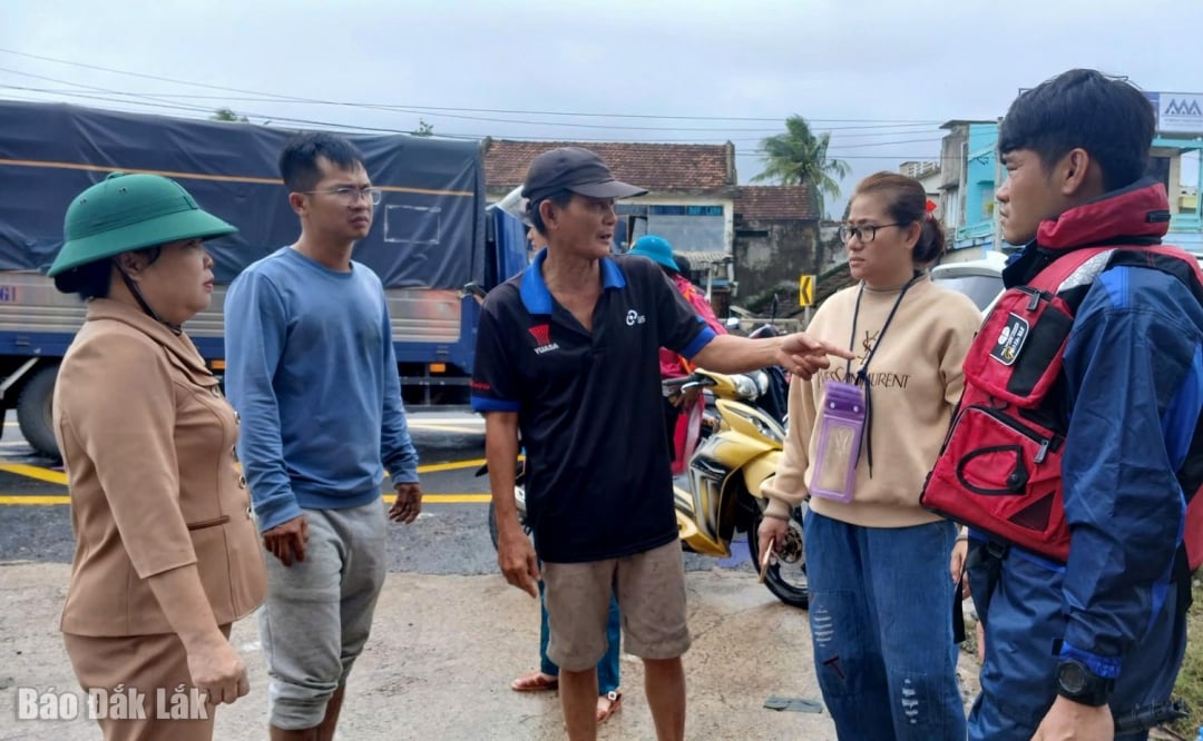 Phó Bí thư Thường trực Tỉnh ủy Cao Thị Hòa An kiểm tra công tác khắc phục hậu quả sau lũ tại xã Hòa Xuân