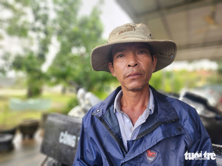 Hai người đàn ông chèo ghe vượt lũ cứu 6 phụ nữ và trẻ em khóc bám trên mái nhà