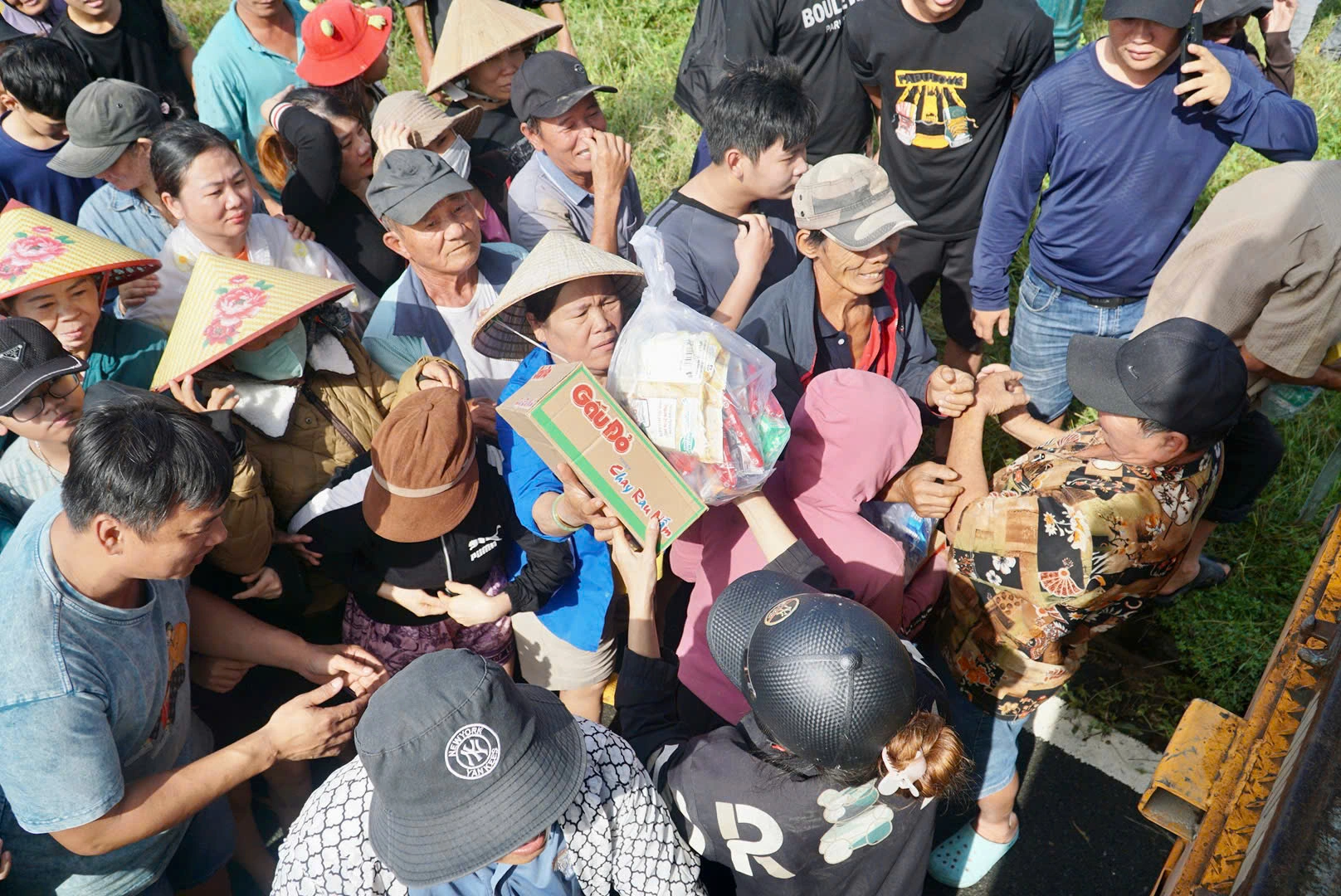 (Trực tiếp) Chạy đua cứu trợ miền Trung: Đưa người mất ra khỏi vùng ngập để mai táng