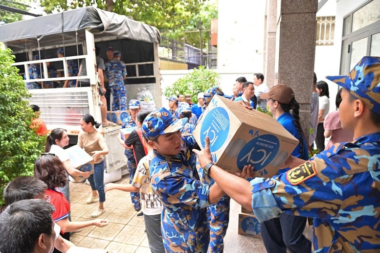 Vinamilk ນຳເອົາຜະລິດຕະພັນນົມ ແລະ ນ້ຳດື່ມ ຈຳນວນ 160.000 ໜ່ວຍ ໄປຊ່ວຍເຫຼືອປະຊາຊົນຢູ່ເຂດປະສົບໄພນ້ຳຖ້ວມ - ພາບ 1. Vinamilk đưa 160.000 sản phẩm sữa và nước uống hỗ trợ đồng bào vùng lũ lụt- Ảnh 1.