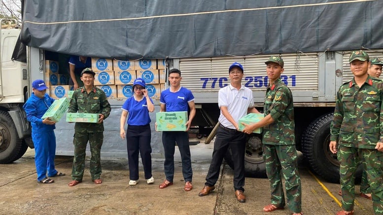 Vinamilk ນຳເອົາຜະລິດຕະພັນນົມ ແລະ ນ້ຳດື່ມ ຈຳນວນ 160.000 ຜືນ ໄປຊ່ວຍເຫຼືອປະຊາຊົນຢູ່ເຂດປະສົບໄພນ້ຳຖ້ວມ - ພາບ 2. Vinamilk đưa 160.000 sản phẩm sữa và nước uống hỗ trợ đồng bào vùng lũ lụt- Ảnh 2.