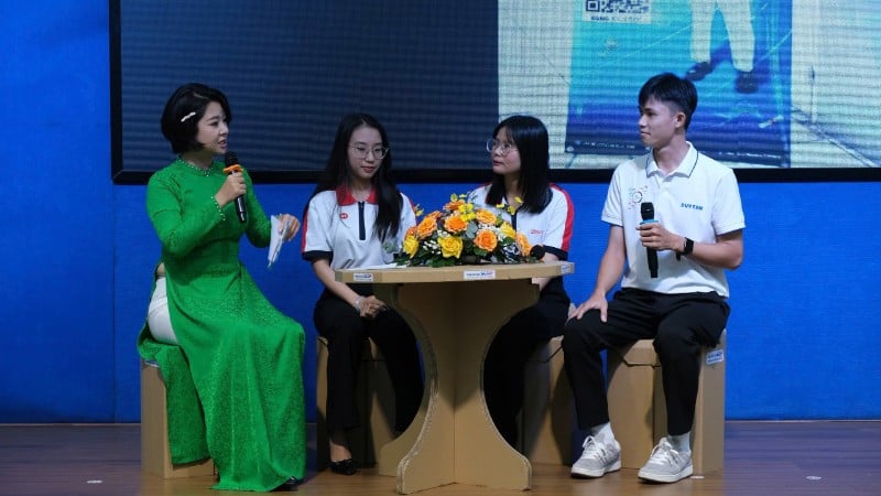 Stipendiater interagerar på programmet.