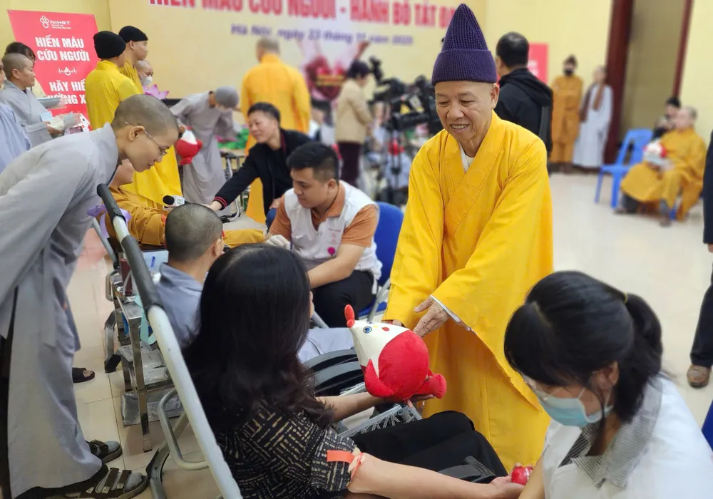 قابل احترام Thich Thanh Quyet راہبوں، راہباؤں اور بدھ مت کے ماننے والوں کو انسانی بنیادوں پر خون کے عطیہ میں حصہ لینے کی ترغیب دیتے ہیں۔