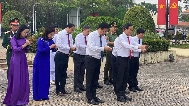 Đoàn đại biểu Thành phố Hồ Chí Minh dâng hương, dâng hoa tại Di tích lịch sử cấp quốc gia Ngã Ba Giồng