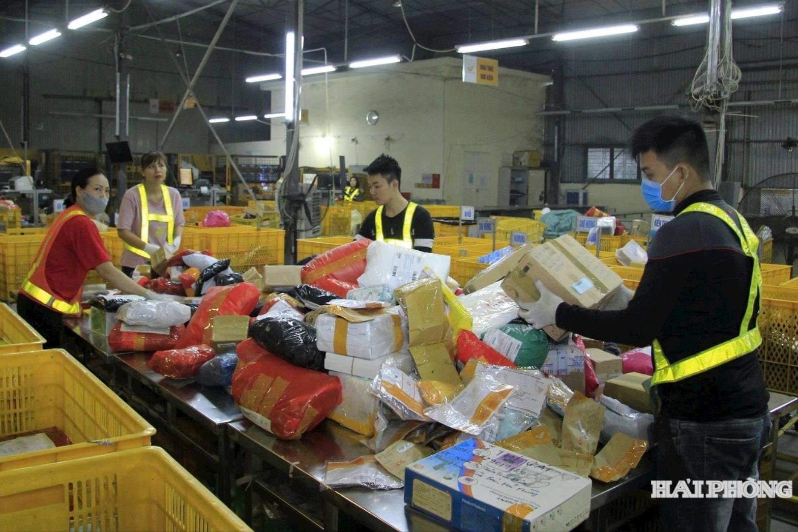 Bưu điện 'chạy đua' chuyển phát mùa cao điểm cuối năm