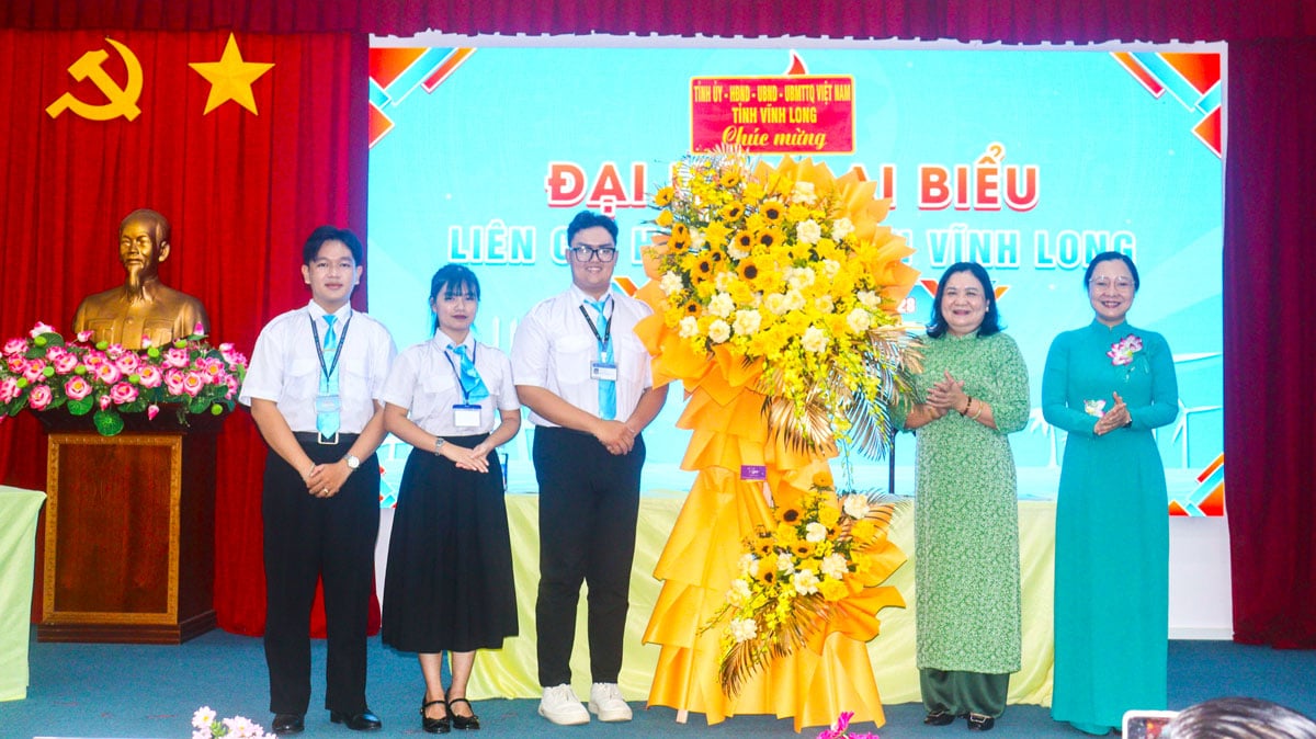 Phó Bí thư Thường trực Tỉnh ủy- Hồ Thị Hoàng Yến đến dự Đại hội đại biểu Liên chi hội sinh viên Vĩnh Long