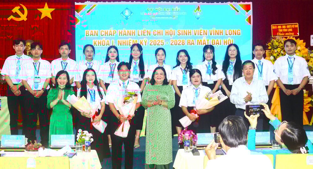 省党委員会常務副書記のホー・ティ・ホアン・イエン同志と、元党委員会副書記、元カントー大学学長のハ・タン・トアン教授が、ヴィンロン学生協会執行委員会の新学期を祝うために花束を贈呈した。