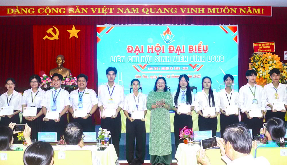 ホー・ティ・ホアン・イエン同志 - 省党委員会常務副書記が学生に奨学金を授与した。