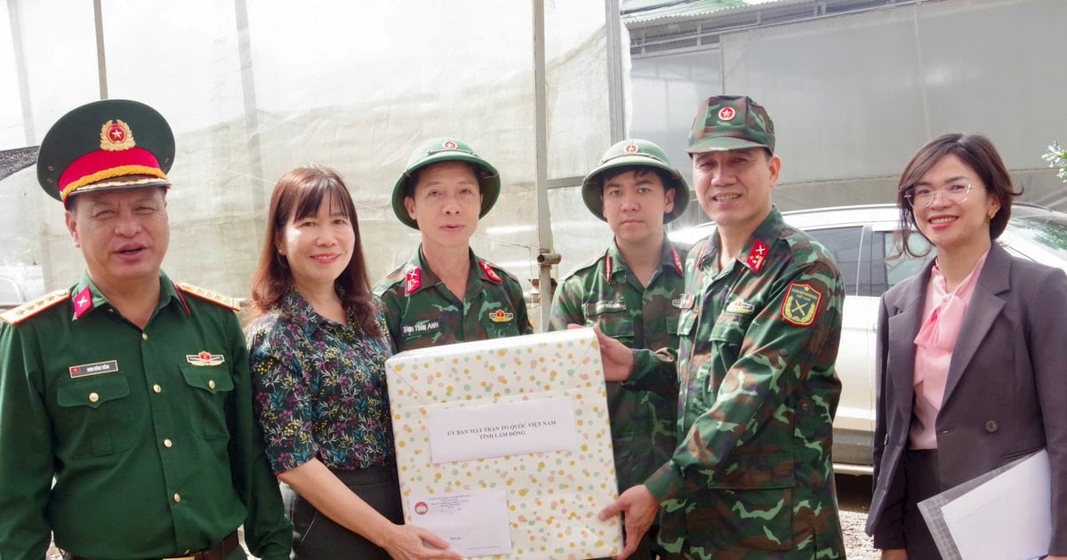 Thăm, động viên lực lượng tham gia khắc phục hậu quả thiên tai