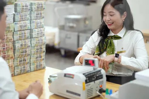 Lãi suất tiết kiệm ồ ạt tăng