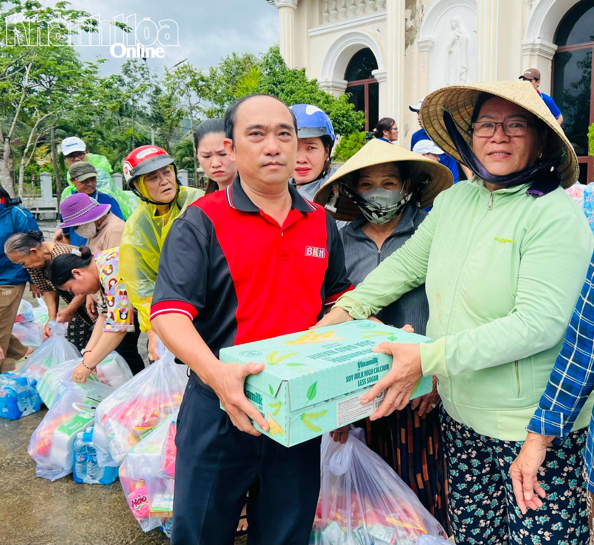 カインホア新聞・ラジオ・テレビ副局長のグエン・スアン・ズイ氏がディエンディエンの住民に贈り物を贈呈した。