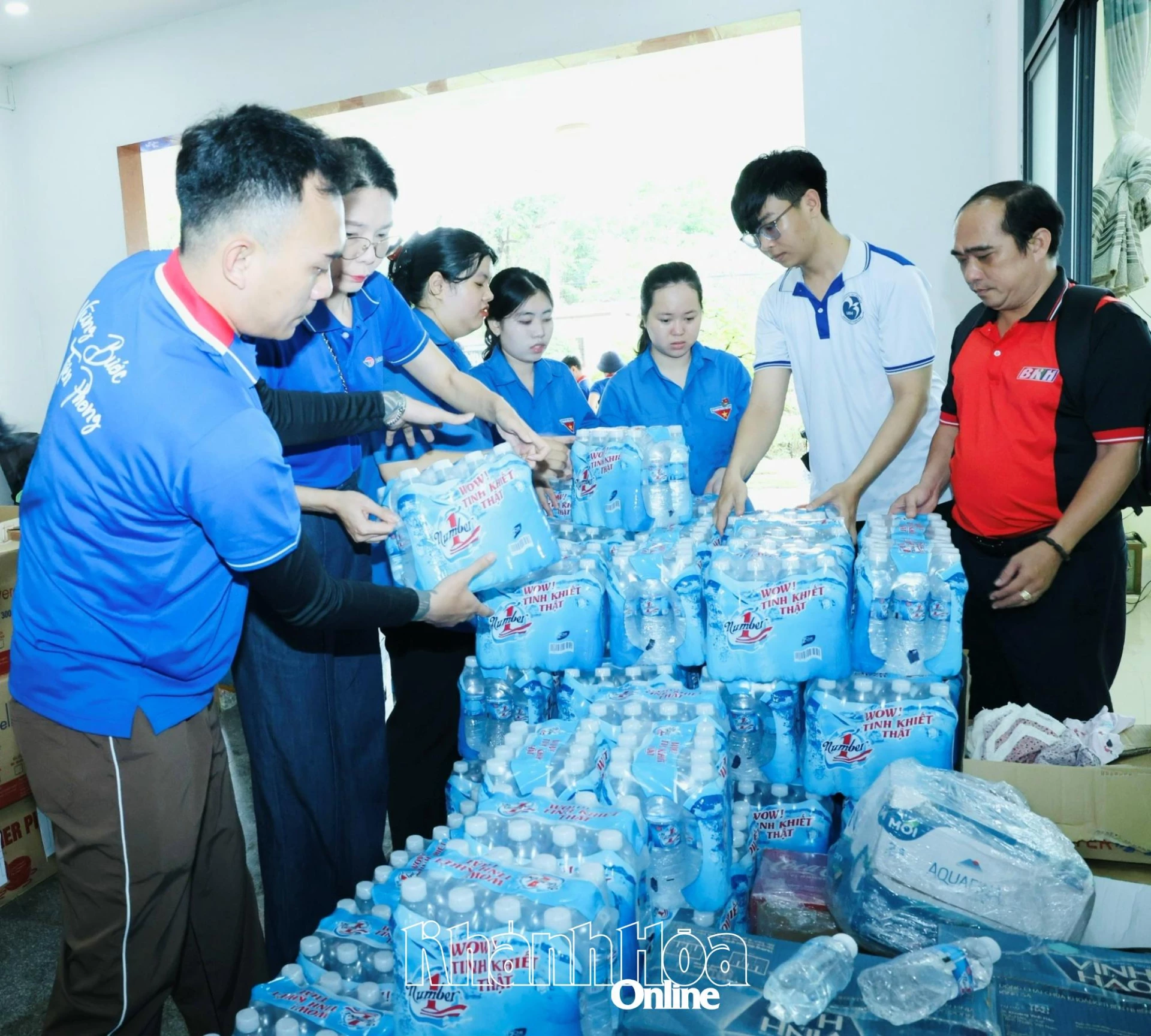 カインホア新聞社、ラジオ局、テレビ局の幹部とVietravelのスタッフが、ディエンカイン集落の人々のために贈り物を準備している。