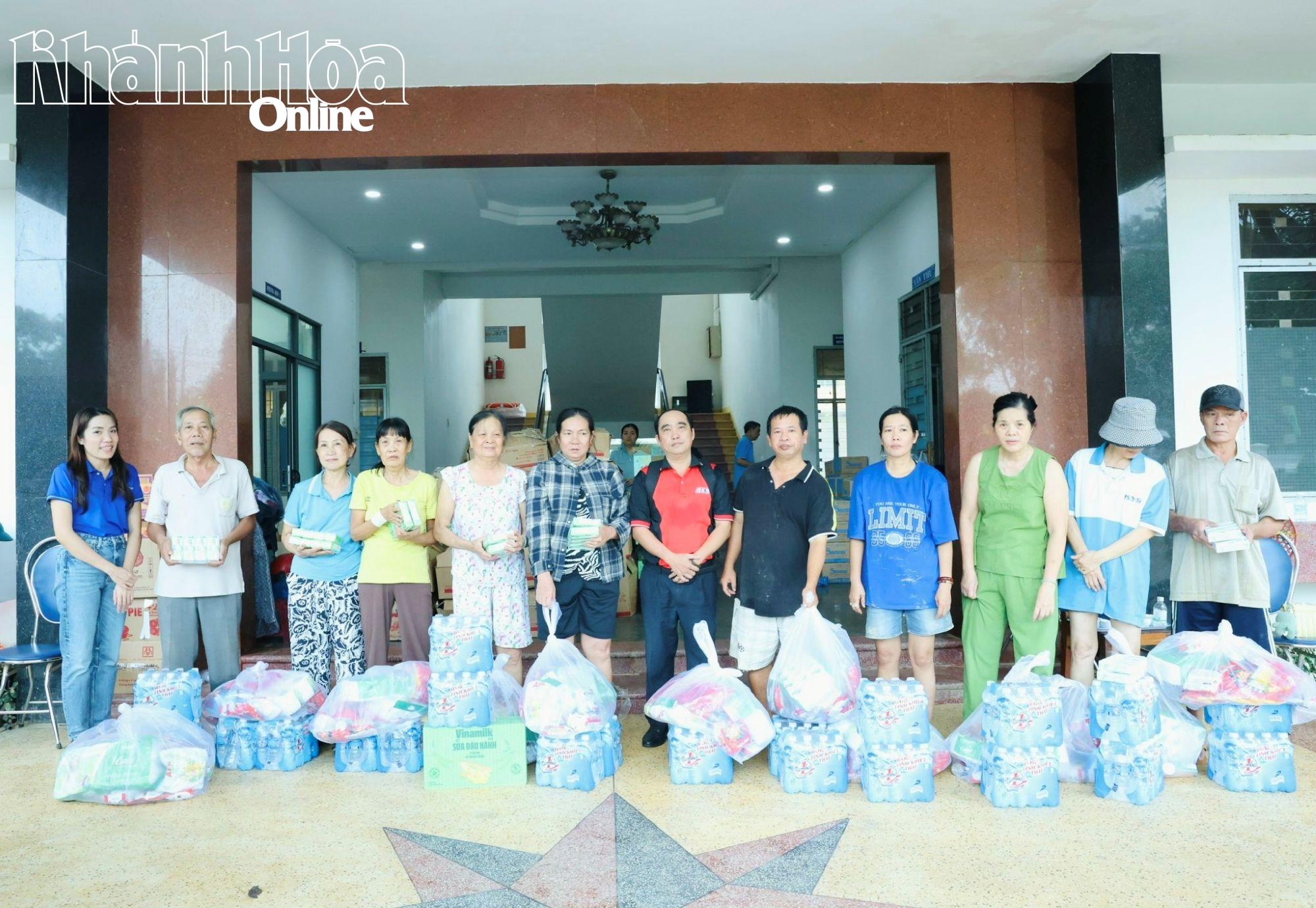 カインホア新聞社、ラジオ局、テレビ局の代表者とVietravelの代表者がディエンカイン村の人々に贈り物を贈呈した。