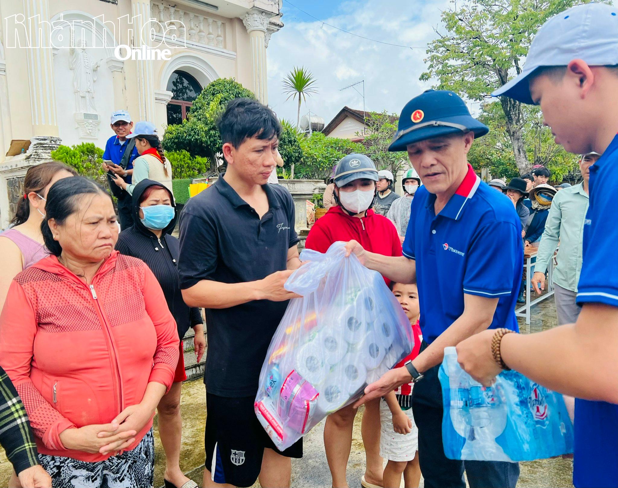 ヴィエトラベル・カンホア社の取締役ドアン・ハイ・クアン氏がディエンディエン村タイ3村の住民に贈り物を贈呈した。