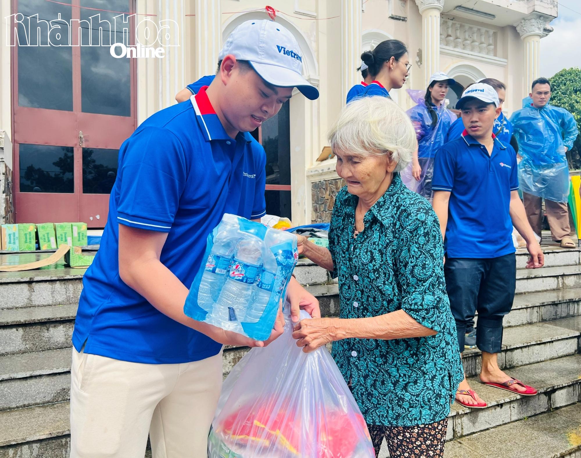 ディエンディエン村タイ3村の老人に贈り物をするVietravelスタッフ