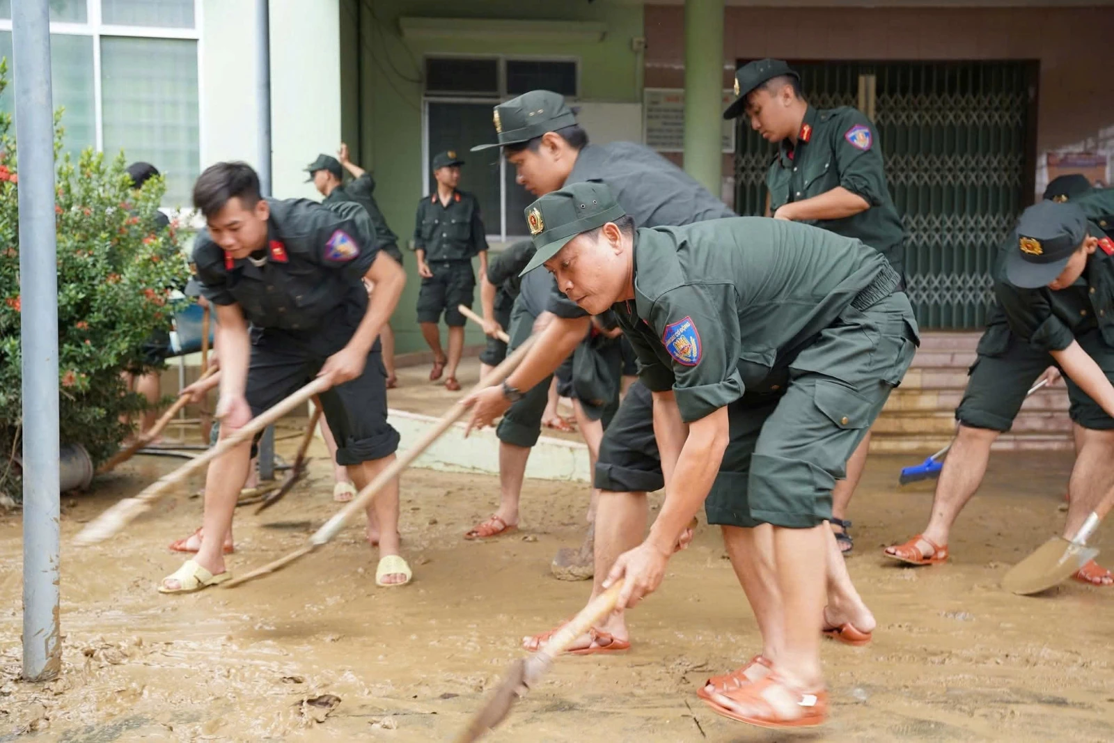 Officerare och soldater från Ho Chi Minh-stadens polismobila polis hjälpte akut människor att städa upp lera och jord.