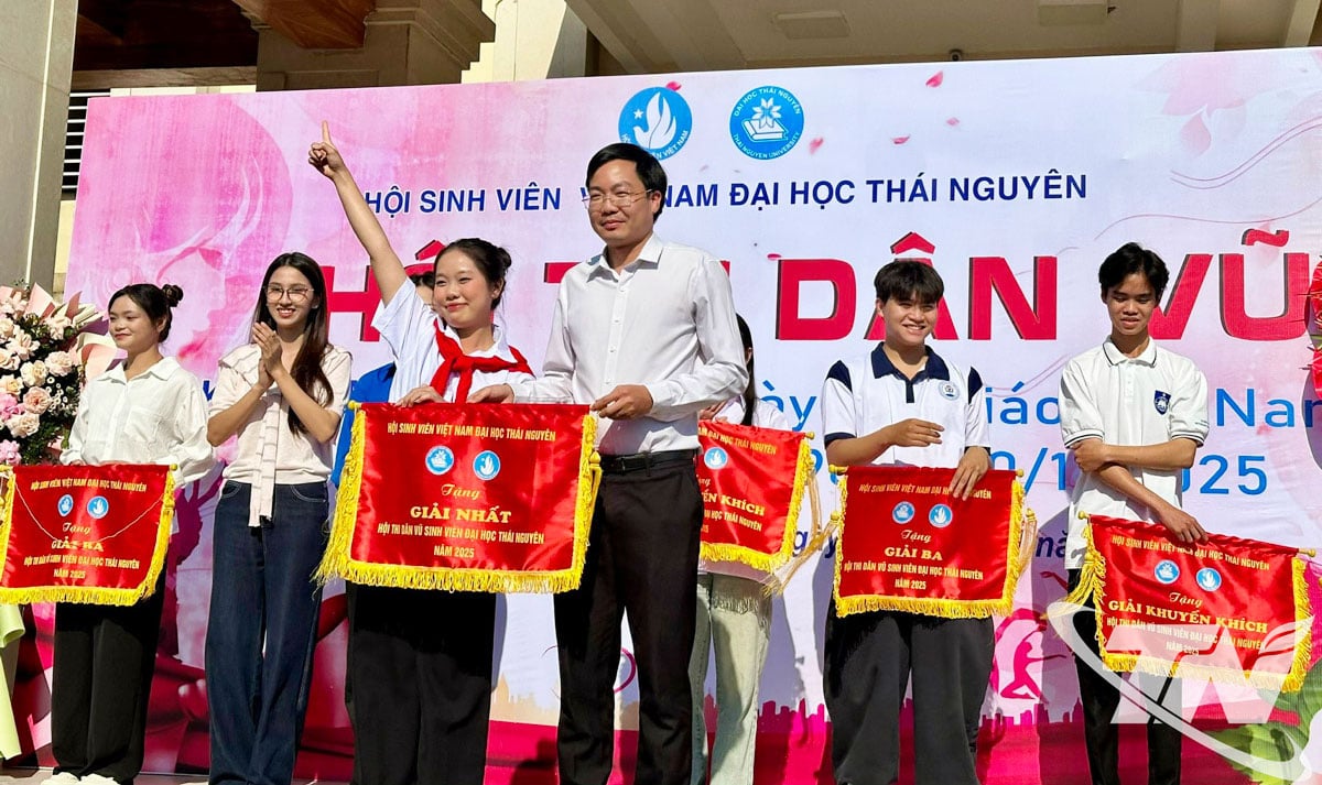 Perwakilan Panitia Penyelenggara memberikan Hadiah Pertama kepada Universitas Pendidikan - Universitas Thai Nguyen.