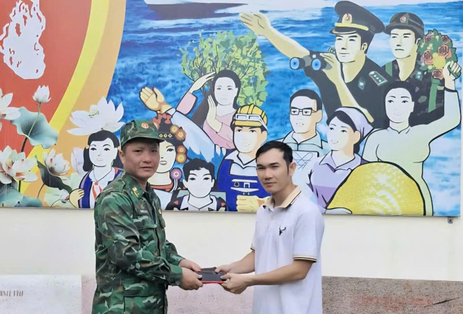 Trung tá Biên phòng nhặt được của rơi trong lũ và trả lại cho người đánh mất