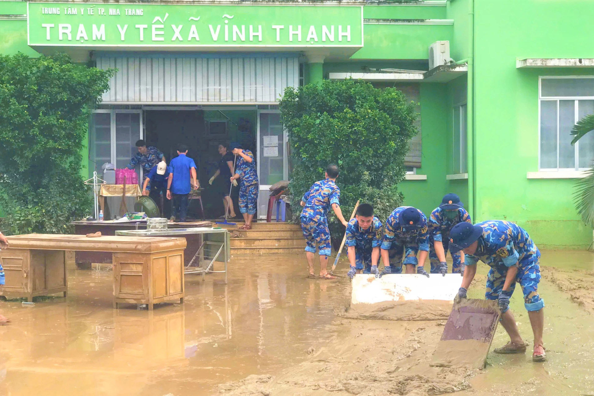 Hơn 300 cán bộ, học viên của Học viện Hải quân giúp nhân dân khắc phục hậu quả mưa lũ