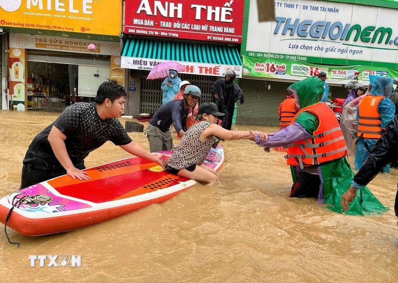 Användning av kajaker för att ta människor i isolerade, översvämmade områden i säkerhet. (Foto: Phan Sau/VNA)
