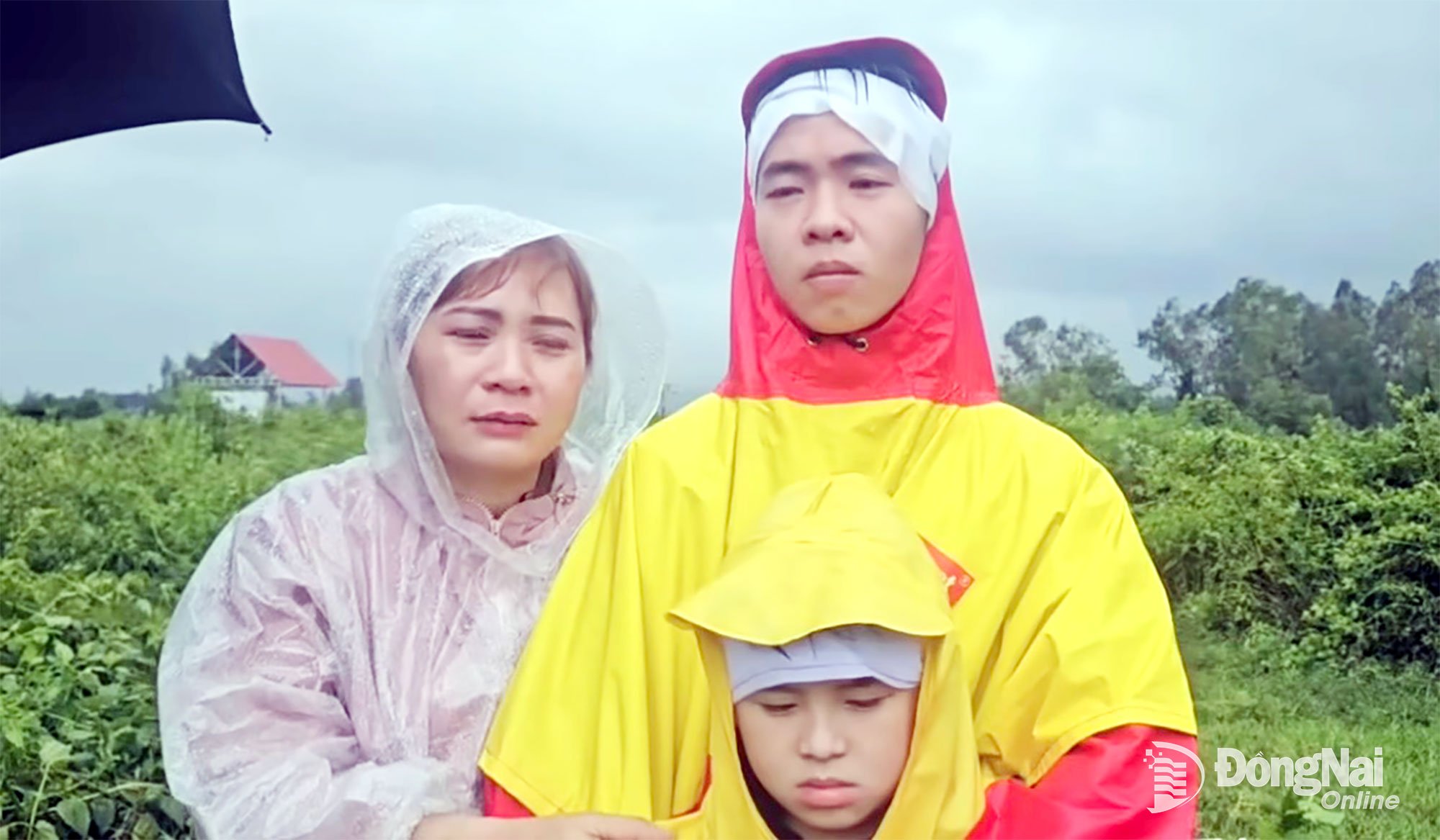 Phan Tan Phu og hans yngste bror og slektninger tar seg av foreldrenes begravelse. Foto: Bidragsyter